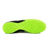 Championes de fútbol Diadora Striker II TF, color verde flúor con detalles en negro y logo en el talón.