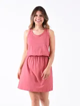 Vestido corto color rosado, estilo musculosa con cuello redondo y cintura fruncida con elástico.