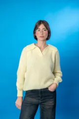 Sweater amarillo claro de lana mohair y acrílico, con cuello tipo remera vintage.