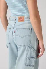 Pantalón de jean estilo baggy carpenter en color celeste claro, con corte ancho y bolsillos utilitarios.