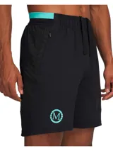 Short deportivo Under Armour de la colaboración con Mansory, en color negro. Presenta un diseño de doble capa con calza interna integrada en color turquesa, cintura elástica con cordón y logos de la marca y la colaboración en contraste.