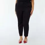 Pantalón pitillo negro con cierre de corchete y cremallera, de corte recto y largo hasta el tobillo.