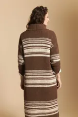 Cardigan largo de tejido suave con diseño de rayas horizontales en tonos gris y tostado. Presenta una silueta relajada y abierta, ideal para superponer en capas.