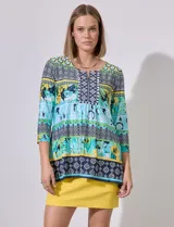 Blusa estampada de seda fría marca Ruby Rd, con cuello a la base y escote en V bordado.