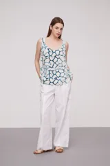 Musculosa estampada con cuello en V y breteles anchos.