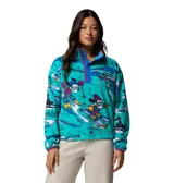 Polar Columbia de edición especial con diseño de Mickey Mouse y sus amigos esquiando, en tonos turquesa, azul y fucsia. Cuenta con cuello alto con botones a presión y solapa, bolsillo frontal con cierre y manga larga.