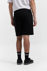 Bermuda de jean celeste, corte recto, con bolsillos delanteros y traseros, y presillas para cinturón.