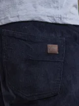 Pantalón de pana marrón de corte recto.