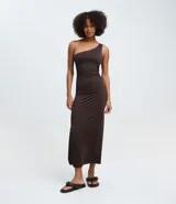 Vestido midi ajustado de color marrón, con diseño de un solo hombro y escote asimétrico. Presenta un sutil fruncido lateral que realza la silueta y una abertura lateral para mayor movilidad.