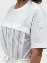 Vestido midi blanco de algodón con malla plisada, cuello redondo y mangas cortas. Incluye cinturón blanco con hebilla plástica. Marca Moncler.