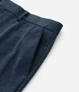 Pantalón de vestir azul marino, de corte recto, con cintura con trabillas, cierre tradicional con vista oculta y bolsillos laterales.