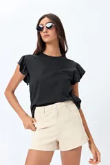 Short blanco de algodón con elastano, calce medio, bolsillos funcionales y tajos pequeños en el ruedo.