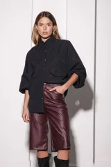 Bermuda de cuerina color bordó, tiro medio/bajo.