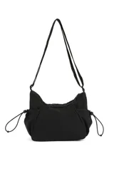 Bandolera de diseño funcional en color negro, con cierre superior y bolsillos laterales ajustables mediante cordones elásticos. Incluye correa larga regulable para llevar al hombro o cruzada.