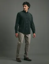 Pantalón de algodón sarga con elastano, diseño de cinco bolsillos con cierre de botón metálico y bolsillos traseros de parche.