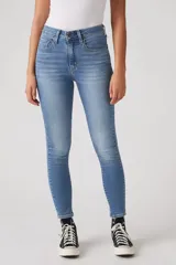 Pantalón de jean de calce ajustado, tiro alto y color celeste.