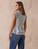 Blusa calada color celeste, marca Madden Girl. Cuello a la base, escote en V y lazo de ajuste. Sisa con volado.