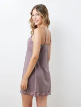 Chemise verde esmeralda de seda fría, marca Montelle. Con apliques de encaje en ruedo y escote. Breteles finos regulables.