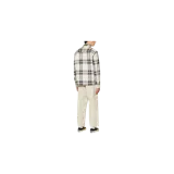 Pantalón Walter de Carhartt WIP de corte regular fit y color beige, confeccionado con mezcla de lino. Presenta diseño utilitario con bolsillos laterales y refuerzos en las rodillas.