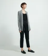 Cardigan largo de tejido de punto, color terracota, con mangas largas y diseño abierto sin cuello ni cierres.