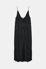 Vestido midi negro satinado con escote en pico, tirantes finos y detalle de lazada frontal. Presenta diseño de paneles fruncidos.