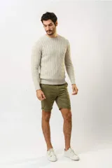 Bermuda de algodón color verde oliva, corte chino, con dobladillo en el ruedo.