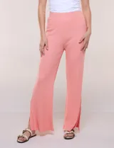 Pantalón jogger flare de tejido de punto con textura en relieve y tiro alto con pretina elastizada. Cuenta con corte de pierna ancha y tajos laterales en los tobillos.