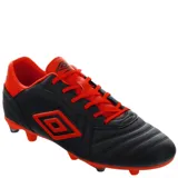 Championes de fútbol Umbro modelo Touch FG para hombre, diseñados para césped natural firme. Presentan una capellada de cuero sintético color negro con detalles en naranja, cierre de cordones y suela con tacos estratégicamente ubicados para mayor tracción y estabilidad.