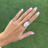 Anillo dorado con una perla irregular blanca.