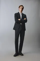 Blazer de corte regular confeccionada en lana de origen italiano, con diseño a cuadros sutiles. Presenta cuello con solapas de muesca, cierre frontal de un botón, bolsillos laterales con solapa y bolsillo en el pecho. Cuenta con aberturas en la espalda y forro interior.