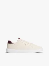 Zapatillas Tommy Hilfiger de diseño bajo color beige, con detalles en tono bordó en el talón y la lengüeta, suela blanca y logo distintivo de la marca en el lateral.