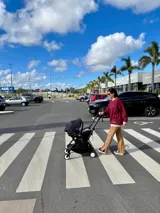 Buzo jogging color bordó de algodón con puños y bajo ajustados.