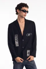 Blazer negro con parches y estampado en serigrafía.