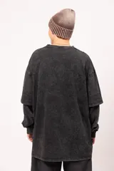 Buzo de manga larga con efecto de doble manga superpuesta, confeccionado en jersey de algodón con proceso de lavado gastado. Presenta un corte oversized y bordado de la marca en el centro del pecho.