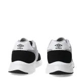 Championes urbanos Umbro modelo Volcan II, con diseño en combinación de gris y negro. Presentan paneles de malla y refuerzos de gamuza sintética, con el logo de la marca aplicado en el lateral y suela de goma blanca con base negra.