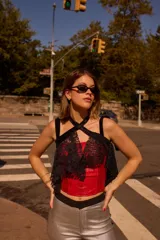 Faja de cintura con diseño de encaje negro, estilo peplum, con cierre frontal y estructura reforzada.