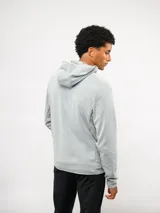 Campera de entrenamiento Umbro con capucha, cierre frontal completo y bolsillo en el pecho de nylon con cierre. Presenta una textura de tejido en relieve y logo de la marca estampado en el bolsillo.