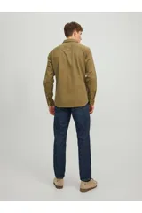 Camisa de denim color verde militar, corte slim fit, con cuello clásico, cierre frontal abotonado, mangas largas con puños abotonados y dos bolsillos de parche en el pecho con solapa abotonada.