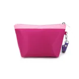 Cartuchera Trendy con diseño estampado en tonos celeste y lila, con cierre superior y correa de mano.