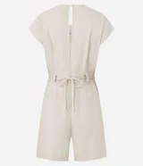 Enterito corto de mujer color beige claro, con escote en V, mangas cortas tipo capa, trabillas en la cintura y pliegues frontales. Incluye un cinturón fino trenzado de cuerda.