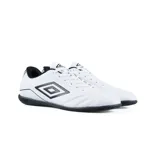 Championes de fútbol sala Umbro Classico III IC, color negro con detalles en blanco, con suela de goma para mejor agarre en interiores.
