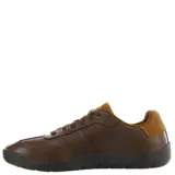 Zapatos casuales Caterpillar modelo Decisive, color marrón, confeccionados en cuero con cordones al tono, detalle de costuras reforzadas y logo de la marca grabado en el talón.