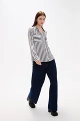 Camisa de viscosa con estampado de rayas verticales, cuello camisero, cierre frontal de botones y bolsillo en el pecho.