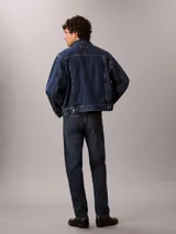 Jeans de corte recto Calvin Klein confeccionados en mezcla de algodón y elastano, con diseño clásico de cinco bolsillos, cierre de botón y cremallera, y color azul oscuro.