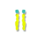 Par de aros colgantes con base cuadrada rosa y pieza colgante ondulada roja.