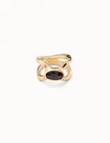 Anillo dorado con diseño irregular y piedra ovalada negra engarzada.