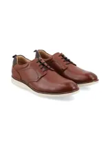 Zapato de cuero color marrón con cordones, diseño de estilo casual con suela blanca de goma.