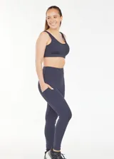 Calza deportiva larga color azul oscuro, de corte ajustado y anatómico, con bolsillos laterales y protección solar UV50+.