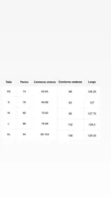 Vestido largo color marrón con lentejuelas, escote en V profundo, aberturas laterales en la cintura y tirantes finos.