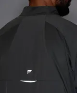 Campera deportiva Fabletics modelo Infinite, de color negro, con cierre frontal completo, cuello alto y bolsillos laterales con cierre.